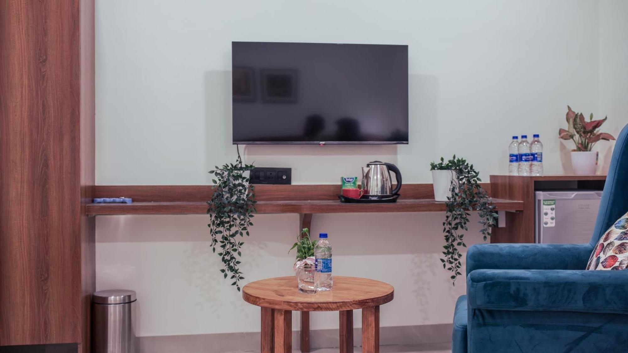Radhe Suites Hyderabad Bagian luar foto