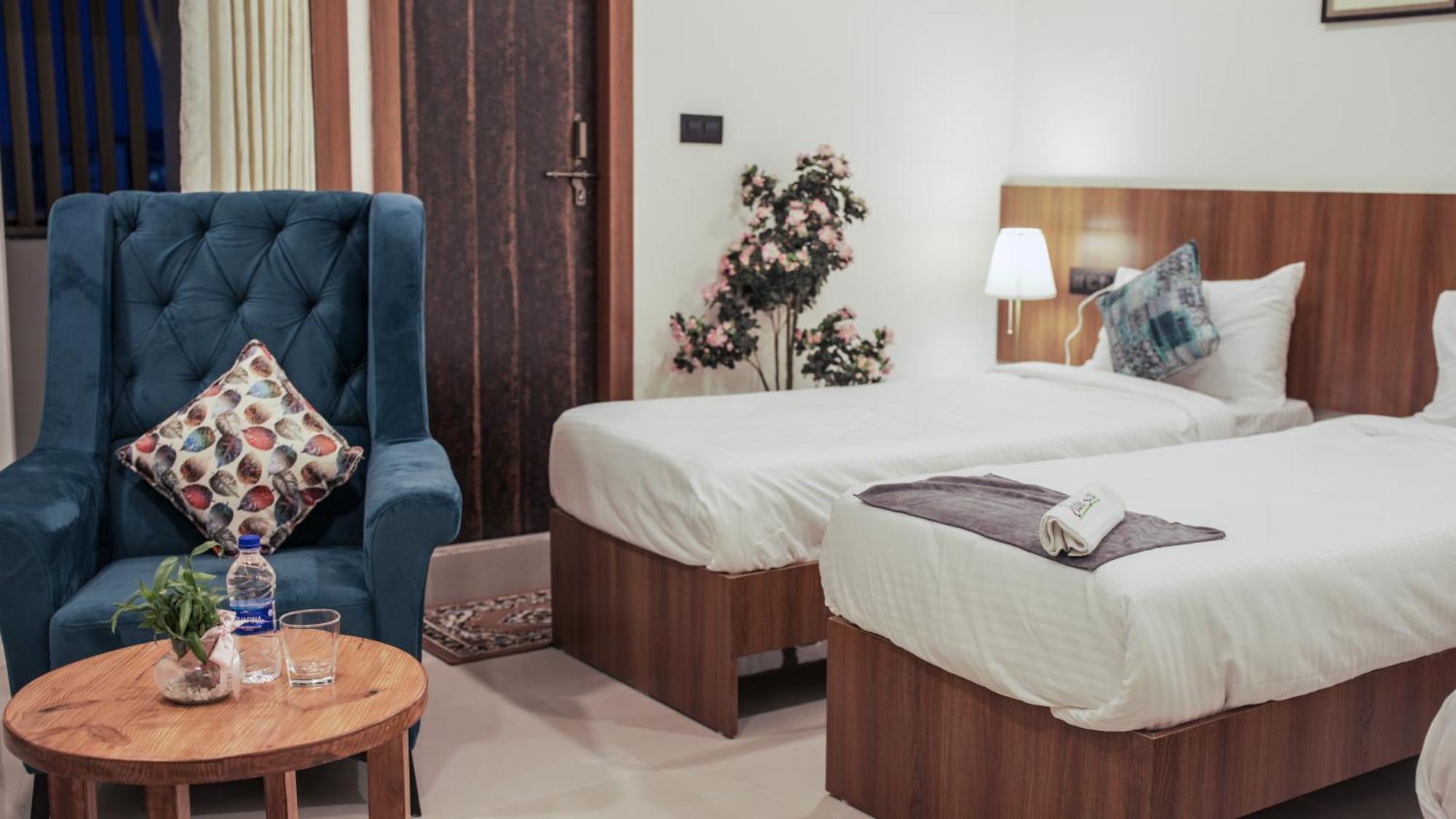 Radhe Suites Hyderabad Bagian luar foto