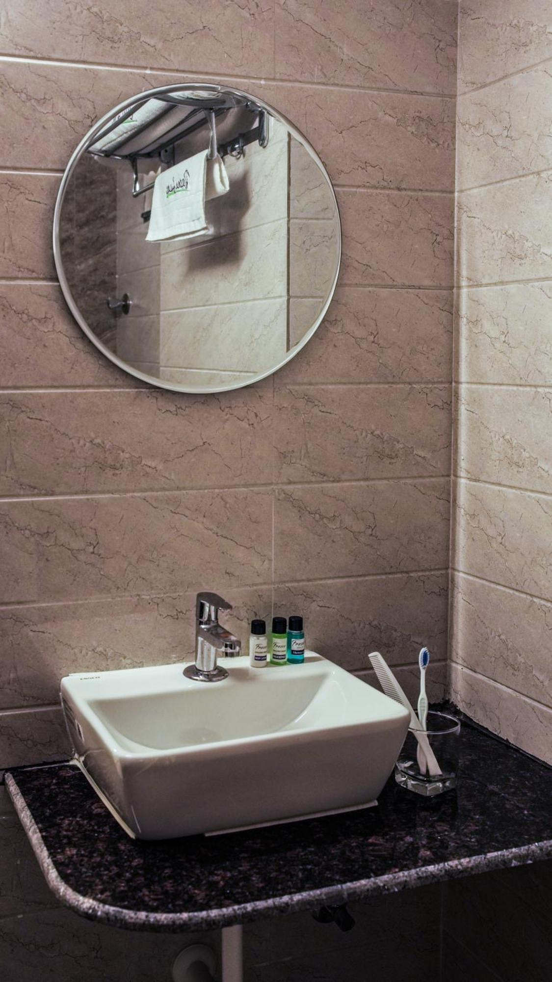 Radhe Suites Hyderabad Bagian luar foto