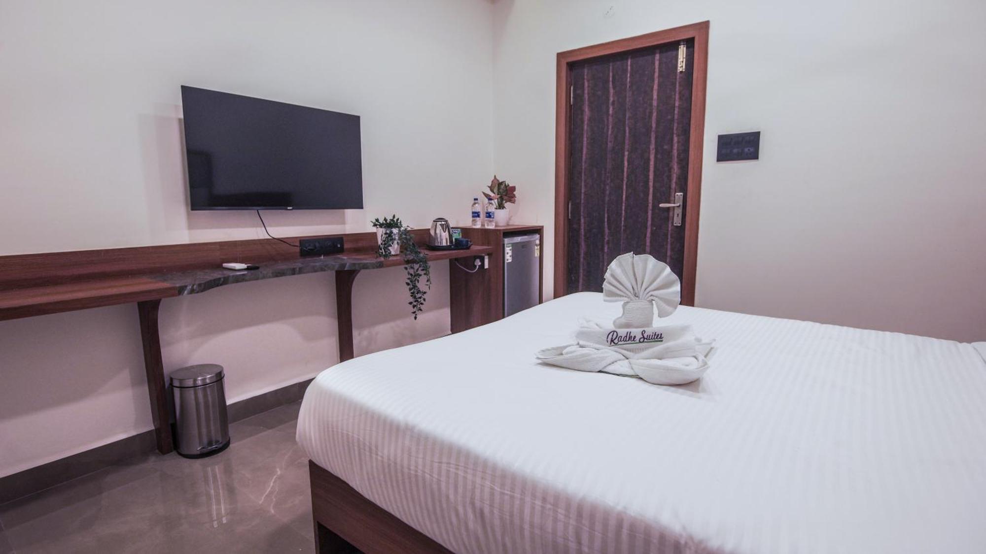 Radhe Suites Hyderabad Bagian luar foto