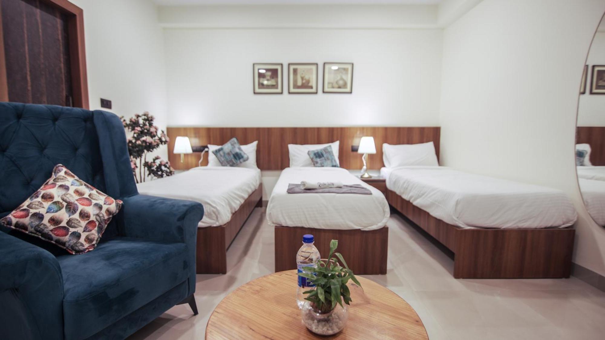 Radhe Suites Hyderabad Bagian luar foto